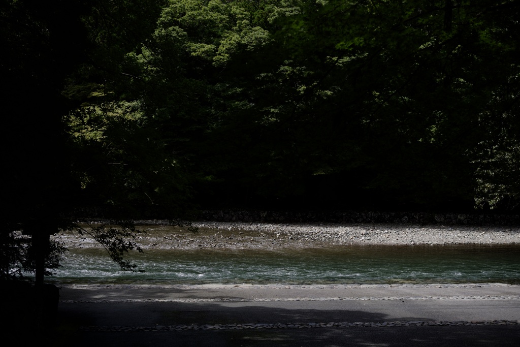 厳かに揺蕩う五十鈴川