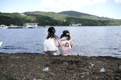 湖畔に佇む姉妹