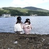 湖畔に佇む姉妹