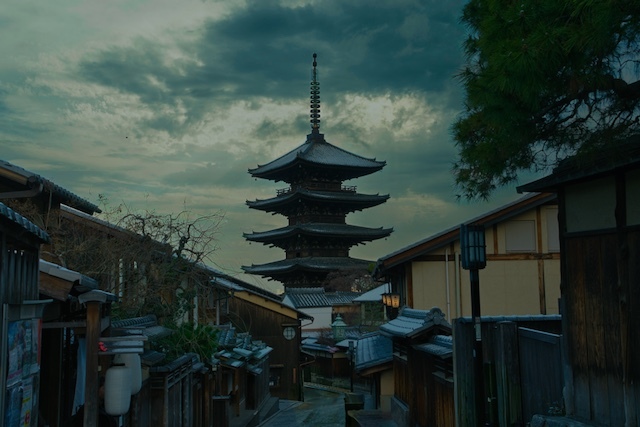 早朝の八坂の塔