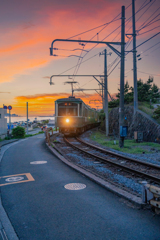 夕暮れの江ノ電 七里ヶ浜カーブ