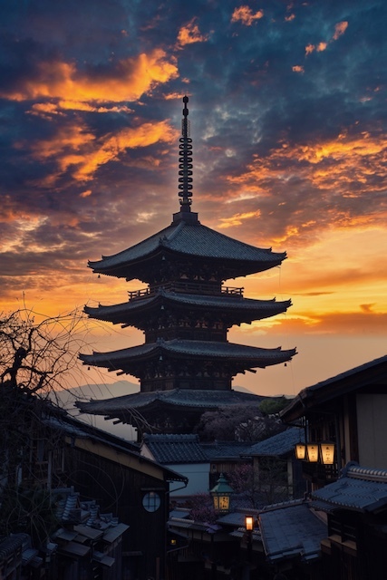 夕暮れの八坂の塔