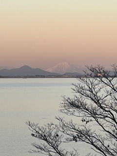 琵琶湖と湖から眺める伊吹山