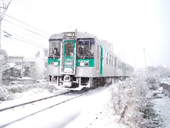 雪景色の中走破する汽車