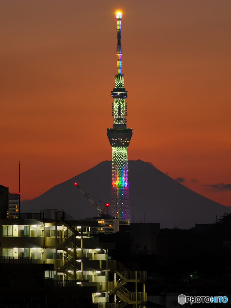 虹色スカイツリーと富士