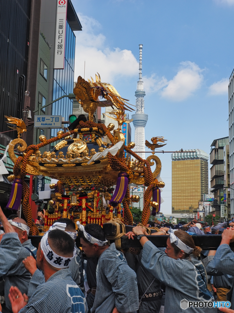 神輿の上のスカイツリー