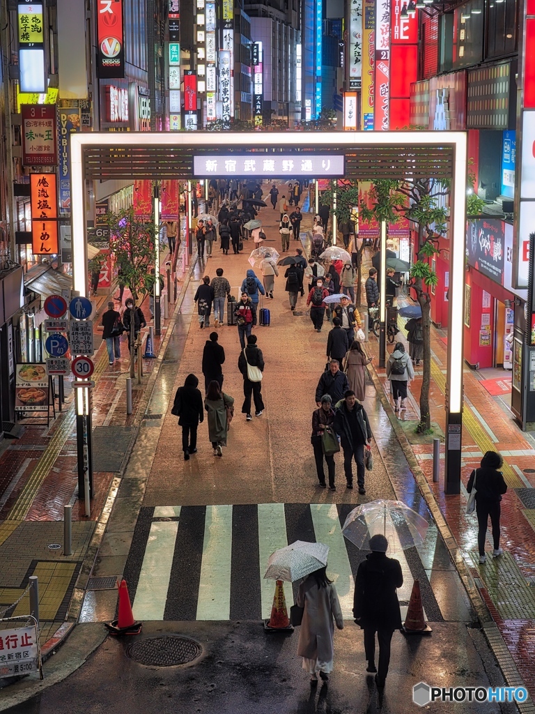 雨の繁華街