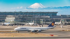 羽田空港国際線ターミナルと富士山とルフトハンザジャンボ