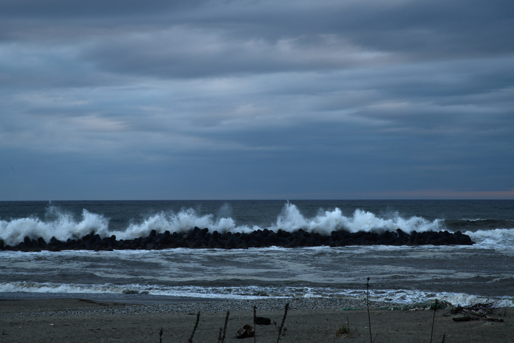 日本海の波