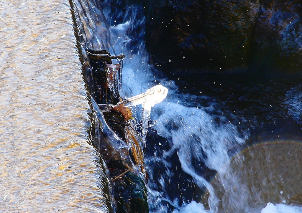 P1710665：凍てつく川_R