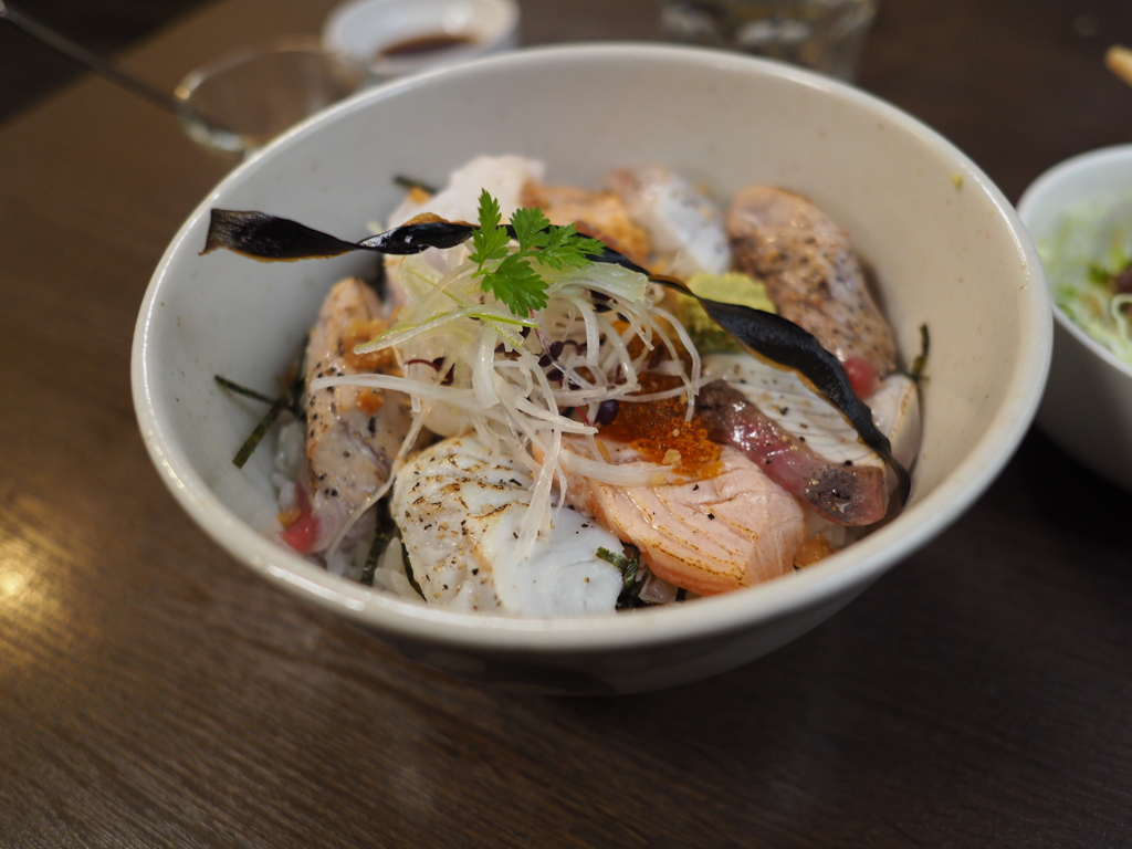 昼食は炙り海鮮丼