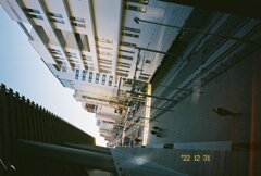 駅前にLRTレールが続く