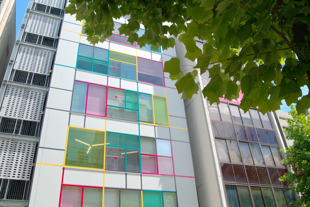 カラフル窓のビル