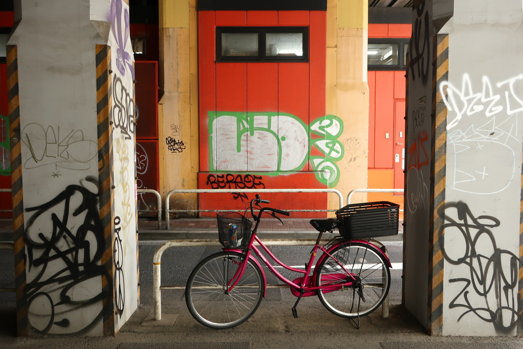 高架下の赤い自転車