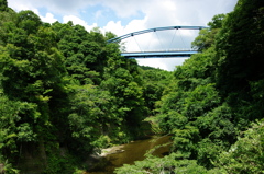 渓谷にかかる橋