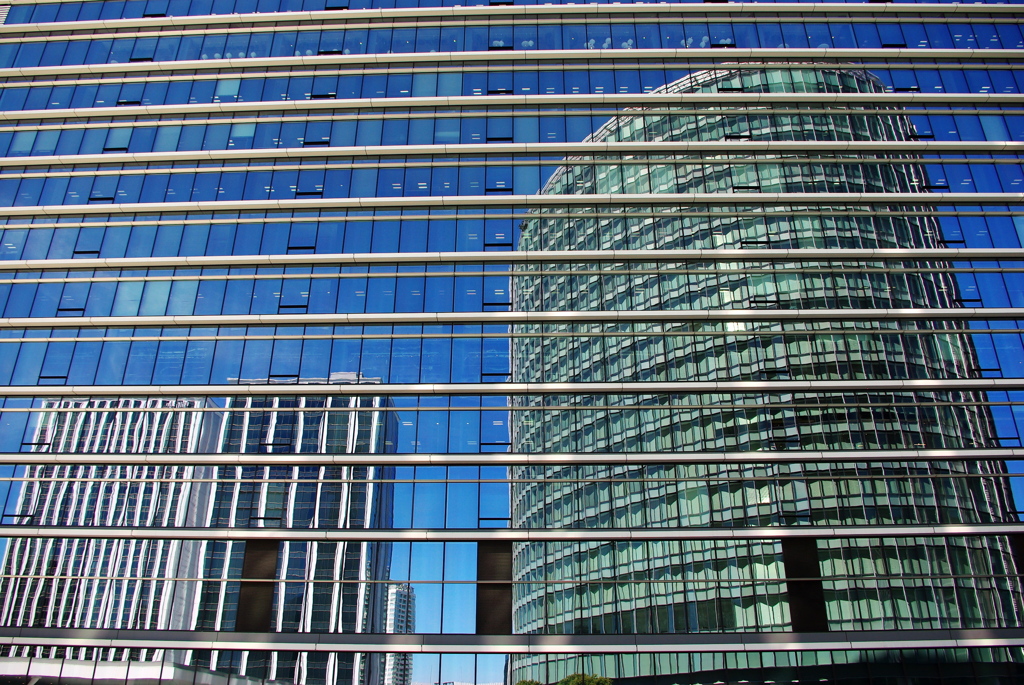 窓に写るみなとみらい