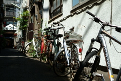 路地の自転車