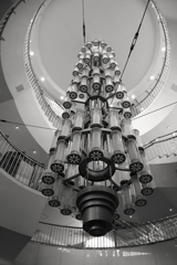 螺旋階段とシャンデリア