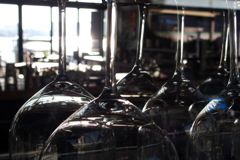 吊られたグラス