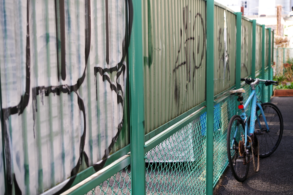 柵と自転車