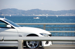 江の島大橋と白い車