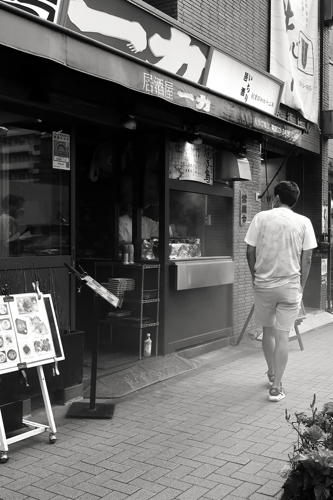 焼き鳥屋前で