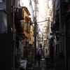 路地を歩く