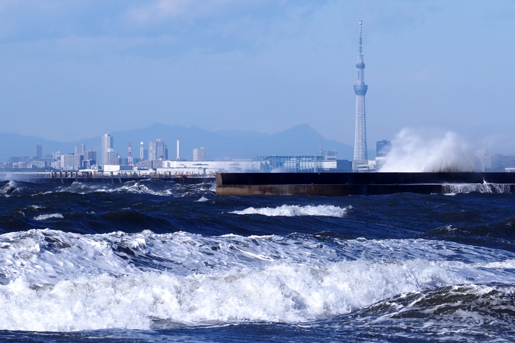 高波とスカイツリー