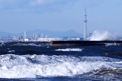 高波とスカイツリー