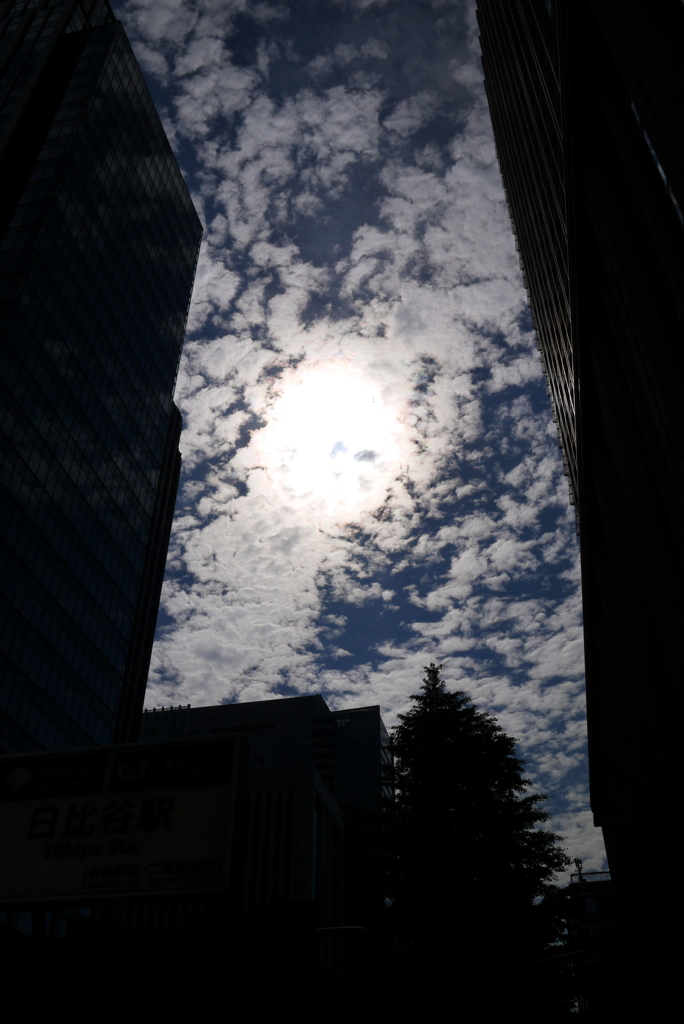 雲に隠れた太陽