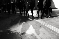 歩道を行く人たち