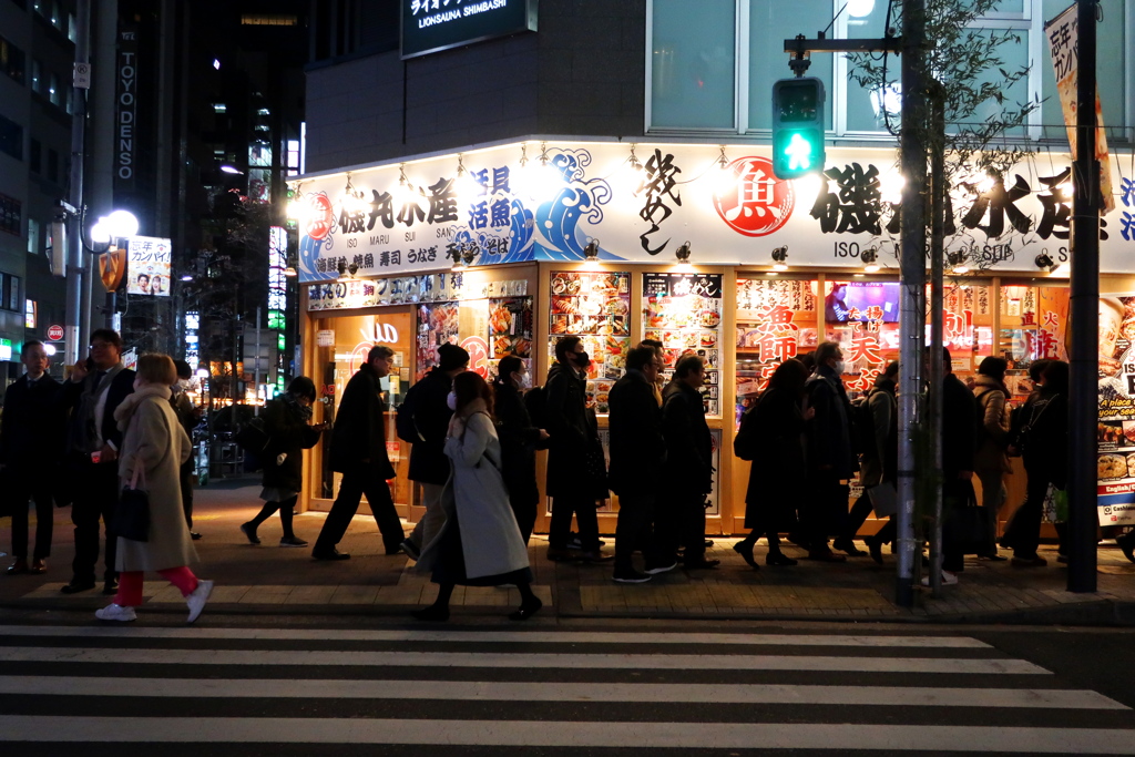 行き交う人々