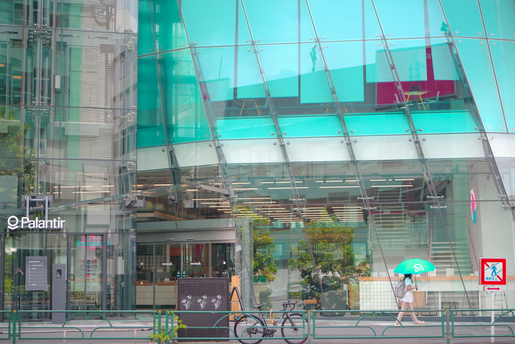 エメラルドグリーン