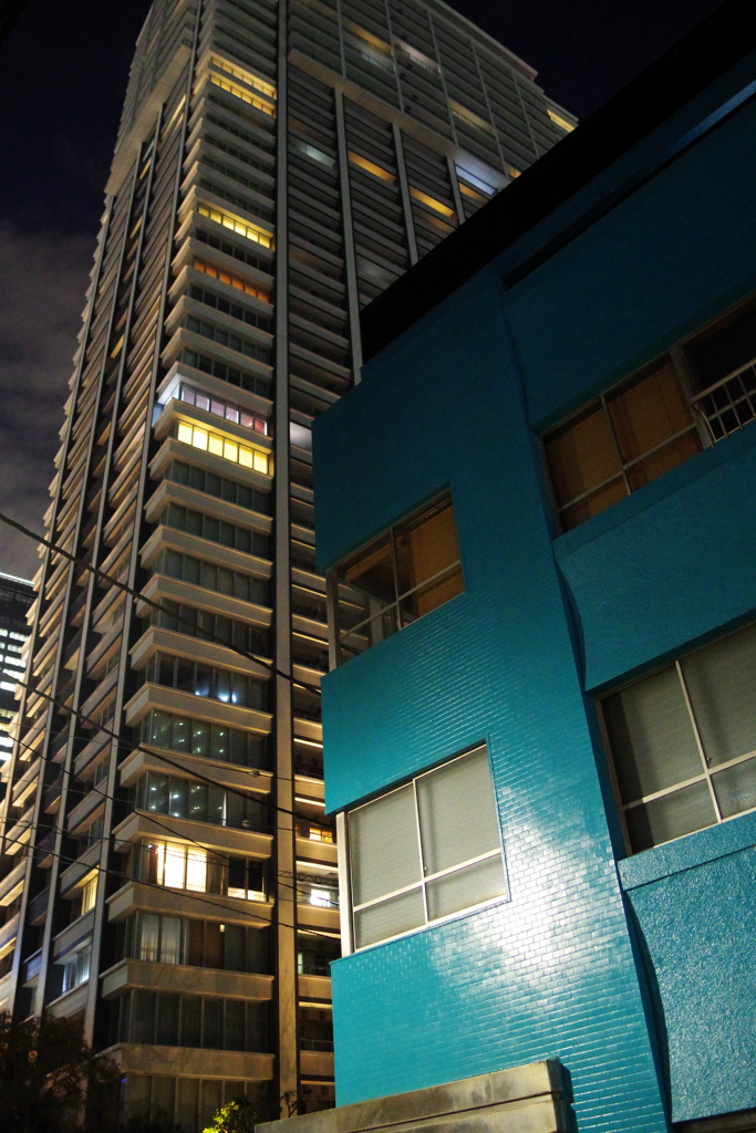 夜のマンション