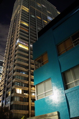 夜のマンション