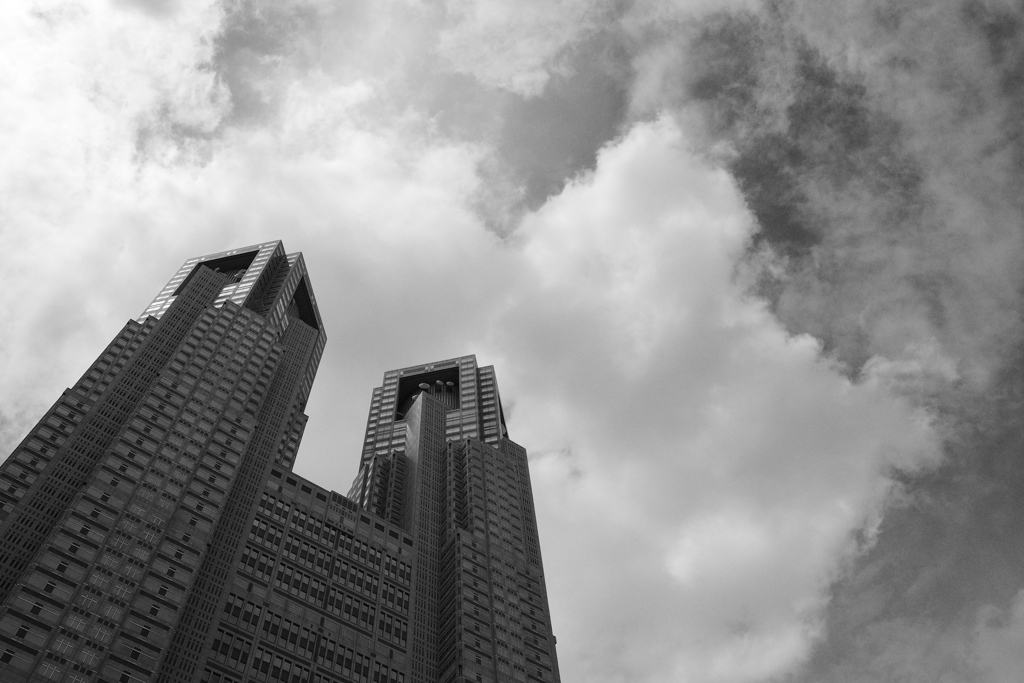 都庁と雲