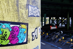 ガード下前の柱