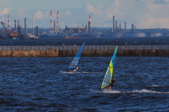 工場地帯とウィンドサーフィン