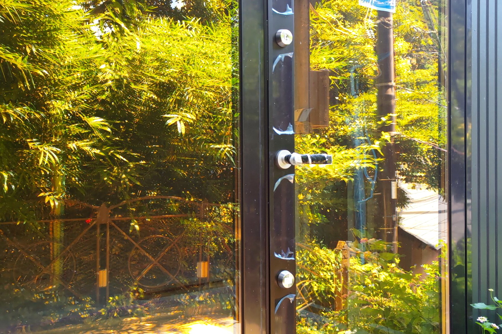 窓のフィルム反射