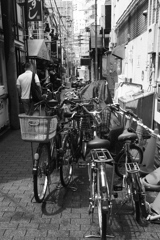 路地の自転車