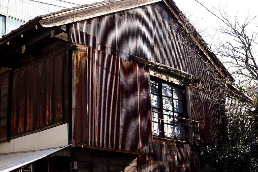 トタン張りの家