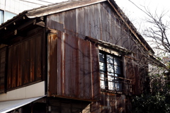 トタン張りの家