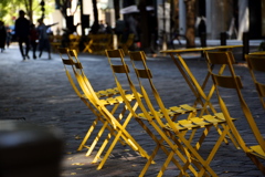 黄色いスチール椅子