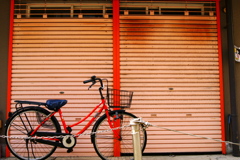 赤いシャッターと自転車