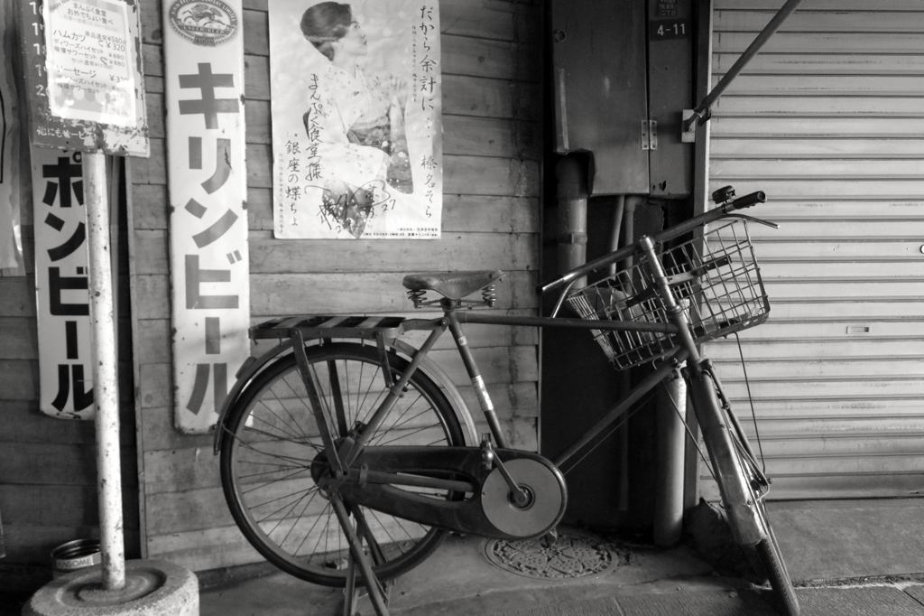 ガード下自転車