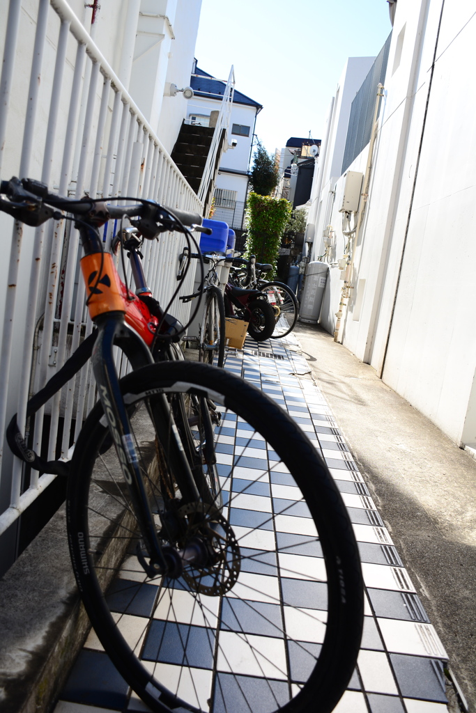 路地に駐輪