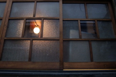 窓ガラスと電球