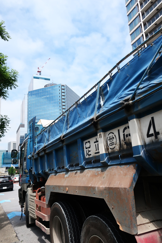 駐車中のダンプカー