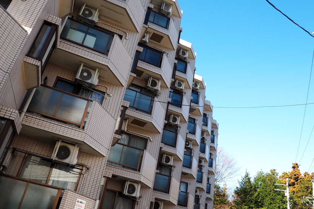 マンションと室外機