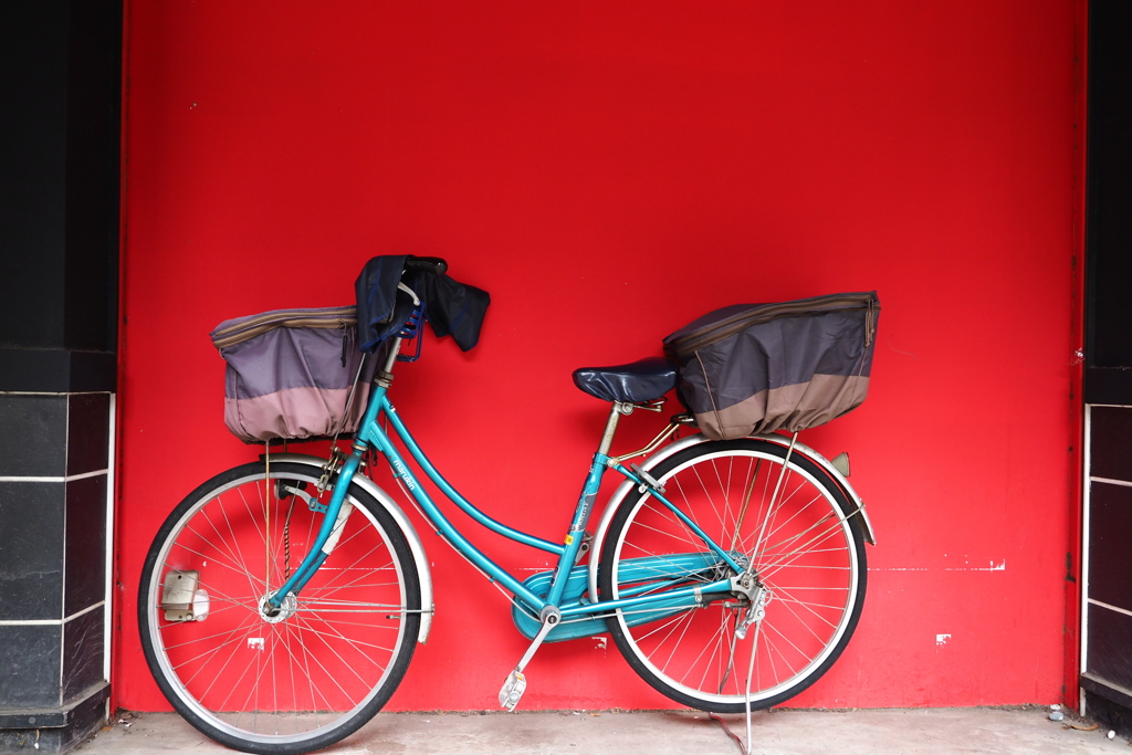 赤い壁に自転車